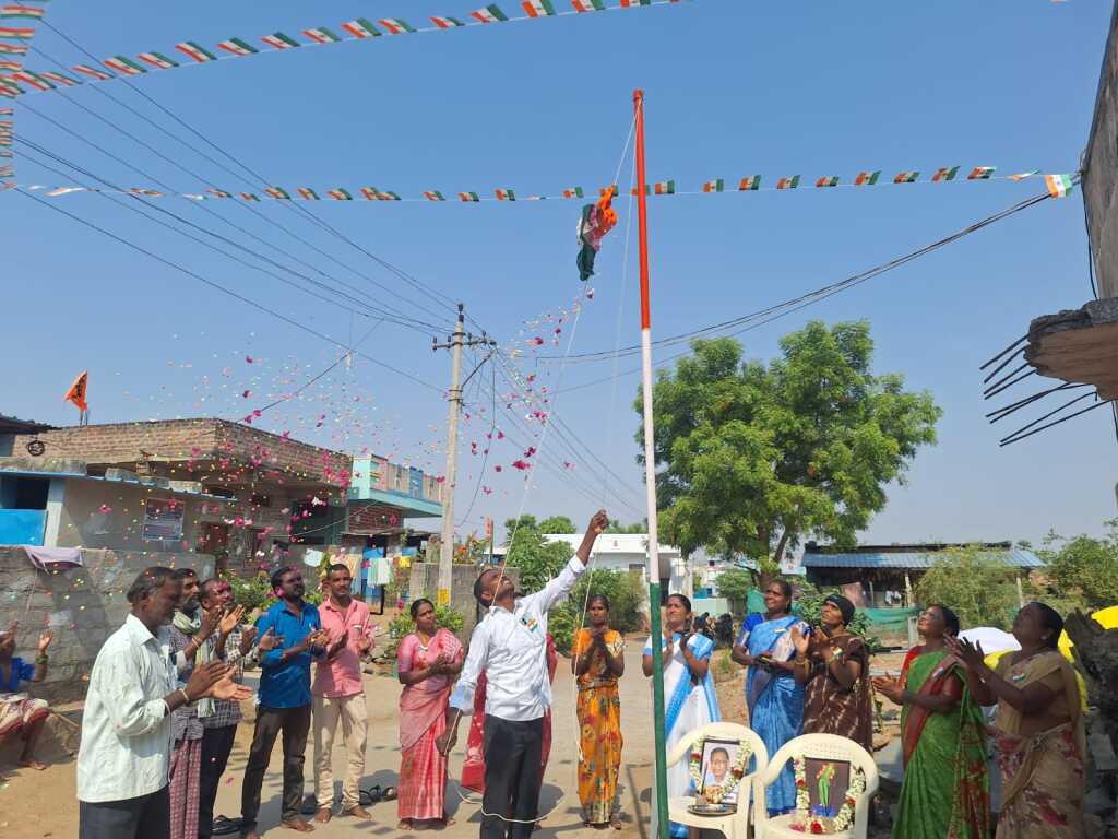 °సర్పంచ్ జున్ను కనుకయ్య యాదవ్ ఆధ్వర్యంలో జాతీయ జెండా ఆవిష్కరణ