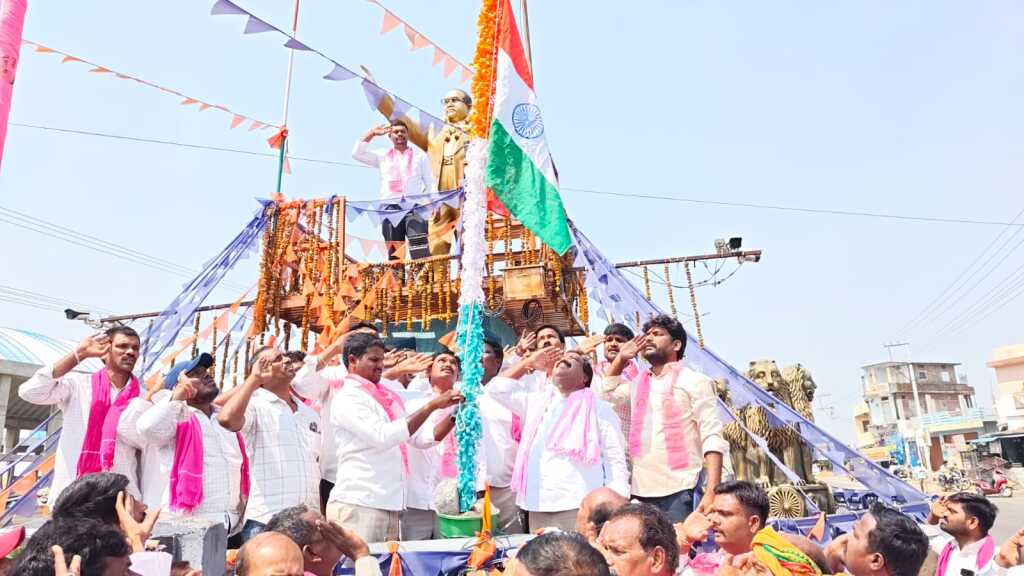జాతీయ-బీఆర్ఎస్ జెండాలు ఆవిష్కరించిన మాజీ ఎమ్మెల్యే ఆరూరి రమేష్