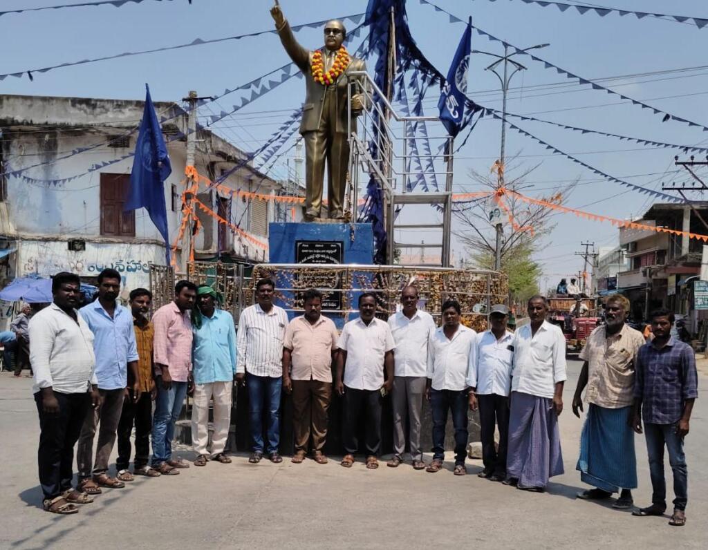 అంబేద్కర్ ఫెలోషిప్ రాష్ట్ర అవార్డు గ్రహీత జంగిలి బాబు, మాజీ ఏఎంసీ డైరెక్టర్ పట్టపురం ఏకాంతం గౌడ్ నివాళులు