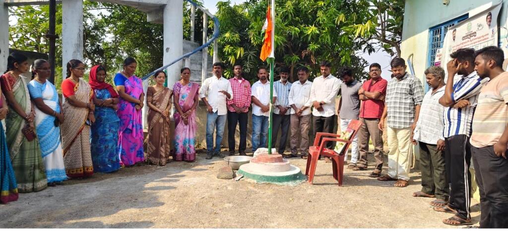 ​అంగన్‌వాడీ కేంద్రంలో చిన్నారులకు యూనిఫామ్‌ల పంపిణీ