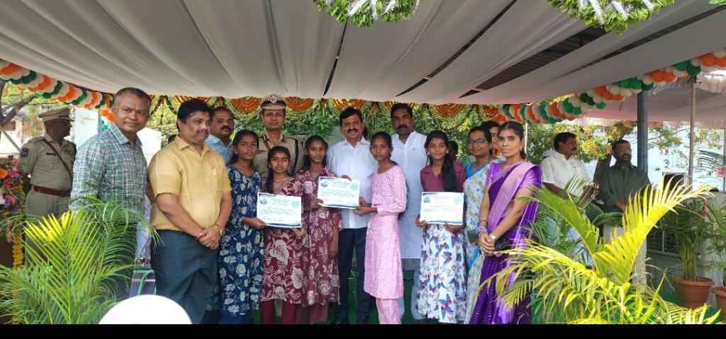మంత్రి పొంగులేటి, ఎమ్మెల్యే నాగరాజు చేతుల మీదుగా సర్టిఫికెట్ ప్రదానం
