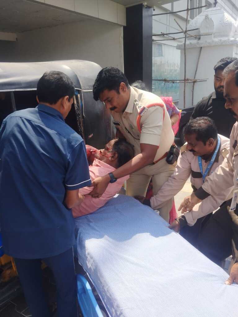 రోడ్డు ప్రమాద బాధితులను ఆస్పత్రికి చేర్చి మానవత్వం చాటిన సీఐ