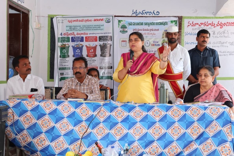 ప్రజాపాలన ప్రగతి ప్రణాళిక గ్రామసభలో ప్రజలకు అవగాహన కల్పించిన జిల్లా కలెక్టర్