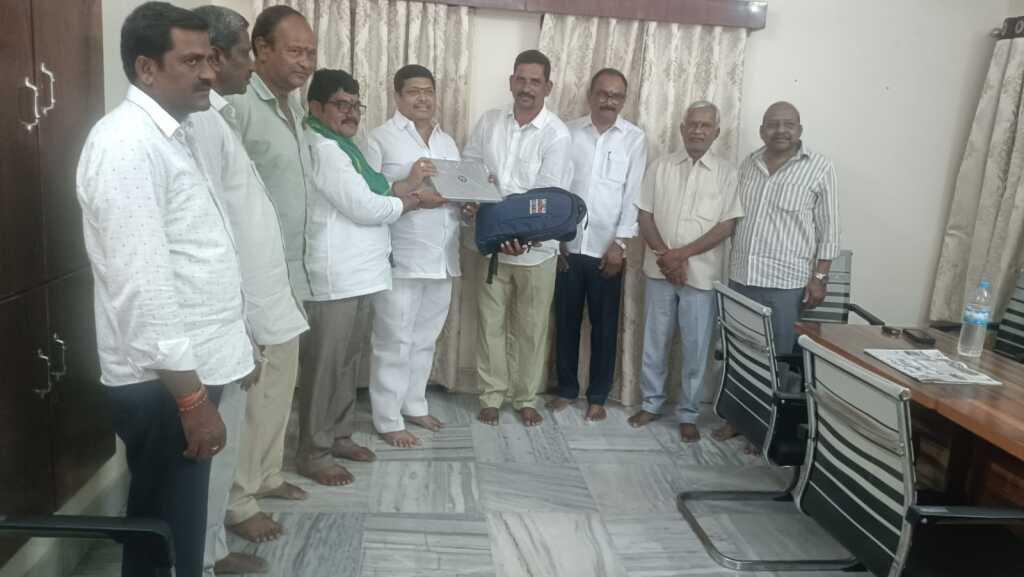 గిరిజన బిడ్డకు చేయూత సివిల్స్ అభ్యర్థికి ల్యాప్‌టాప్ అందజేత