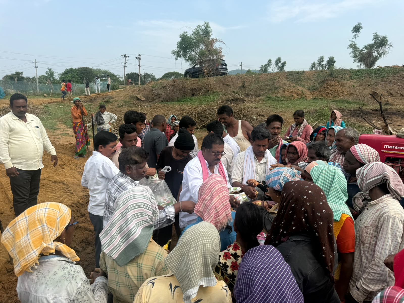 ఉపాధి హామీ కూలీలకు మజ్జిగ, అరటిపండ్లు, కూల్‌ డ్రింక్స్ పంపిణీ చేసిన తాటి