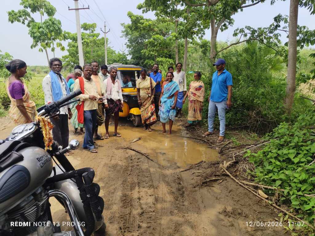 మా ఓట్లు కావాలి మాకు రోడ్ వేయారు