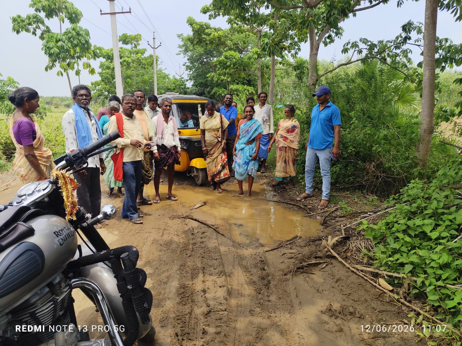 మా ఓట్లు కావాలి మాకు రోడ్ వేయారు