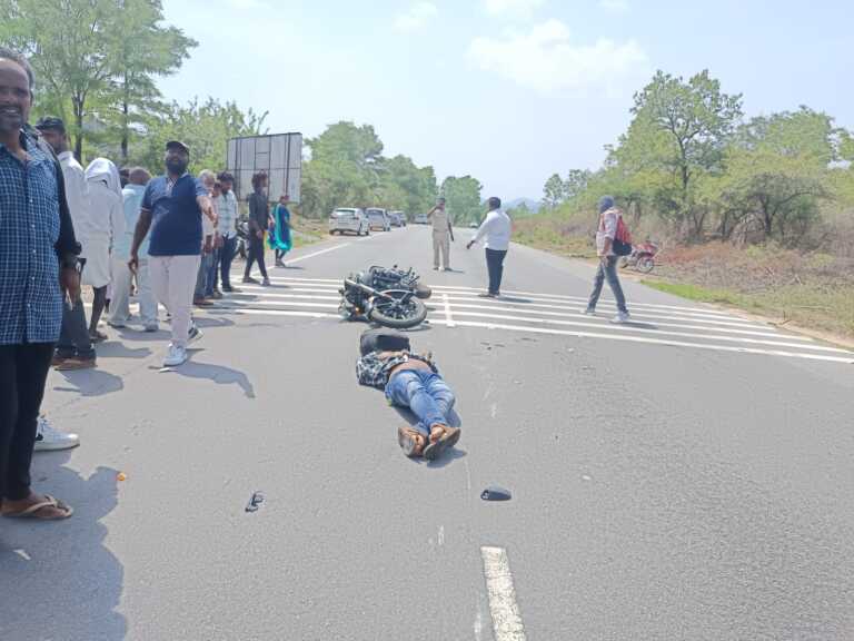 రోడ్డు ప్రమాదంలో యువకుడు మృతి