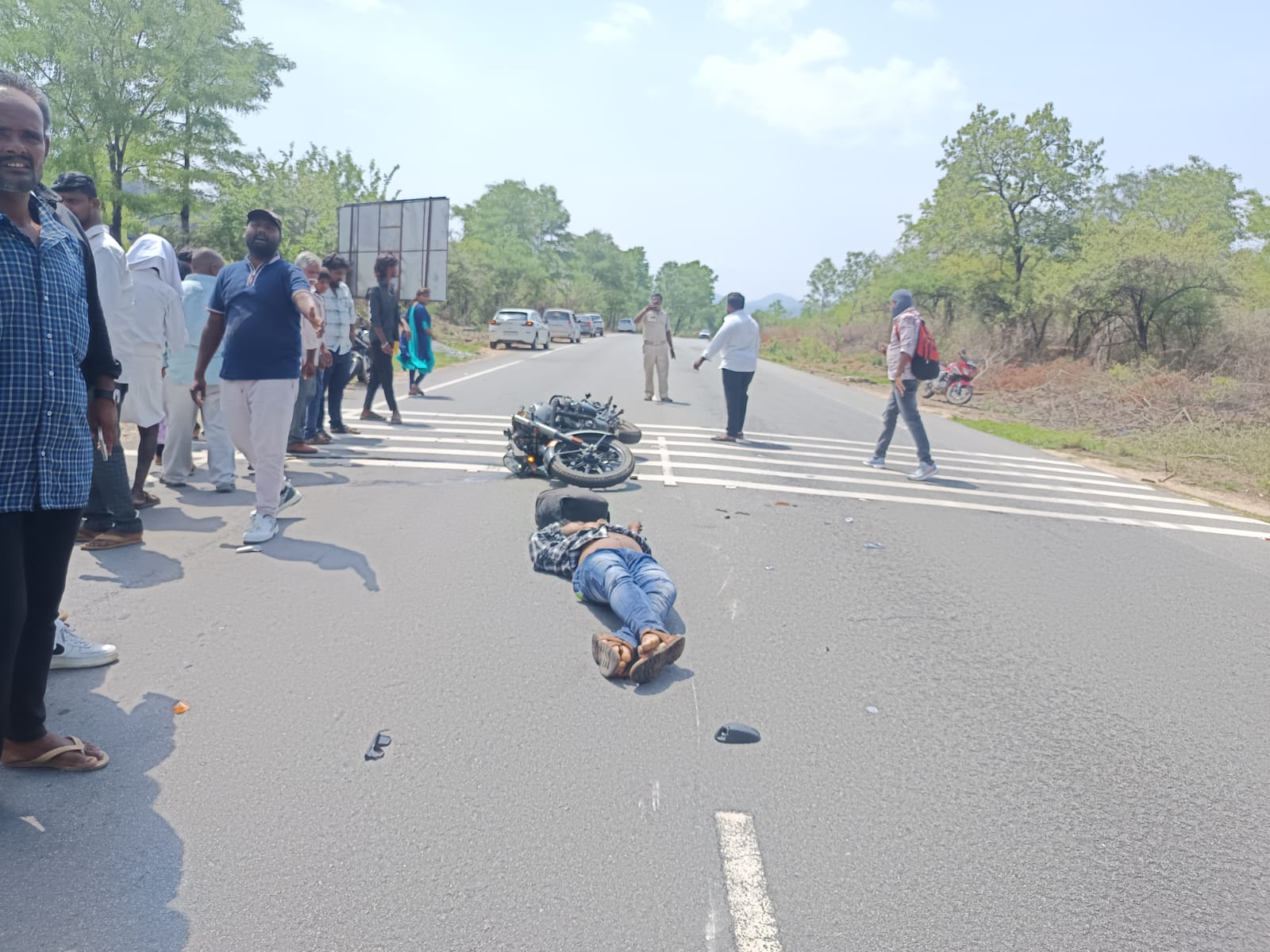 రోడ్డు ప్రమాదంలో యువకుడు మృతి