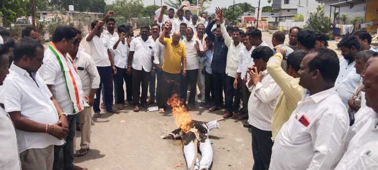 ఎమ్మెల్సీ పోచంపల్లి దిష్టిబొమ్మ దగ్ధం