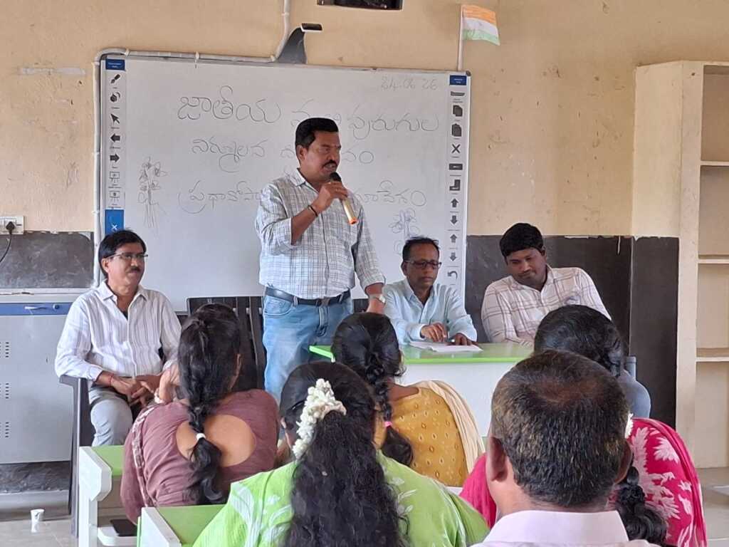పాఠశాలల బలోపేతానికి కృషి చేయాలి
