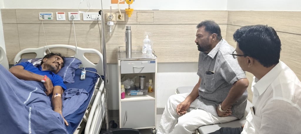 ఆస్పత్రిలో బాధితులకు ధైర్యం చెప్పిన మాజీ జిల్లా పరిషత్ సభ్యులు