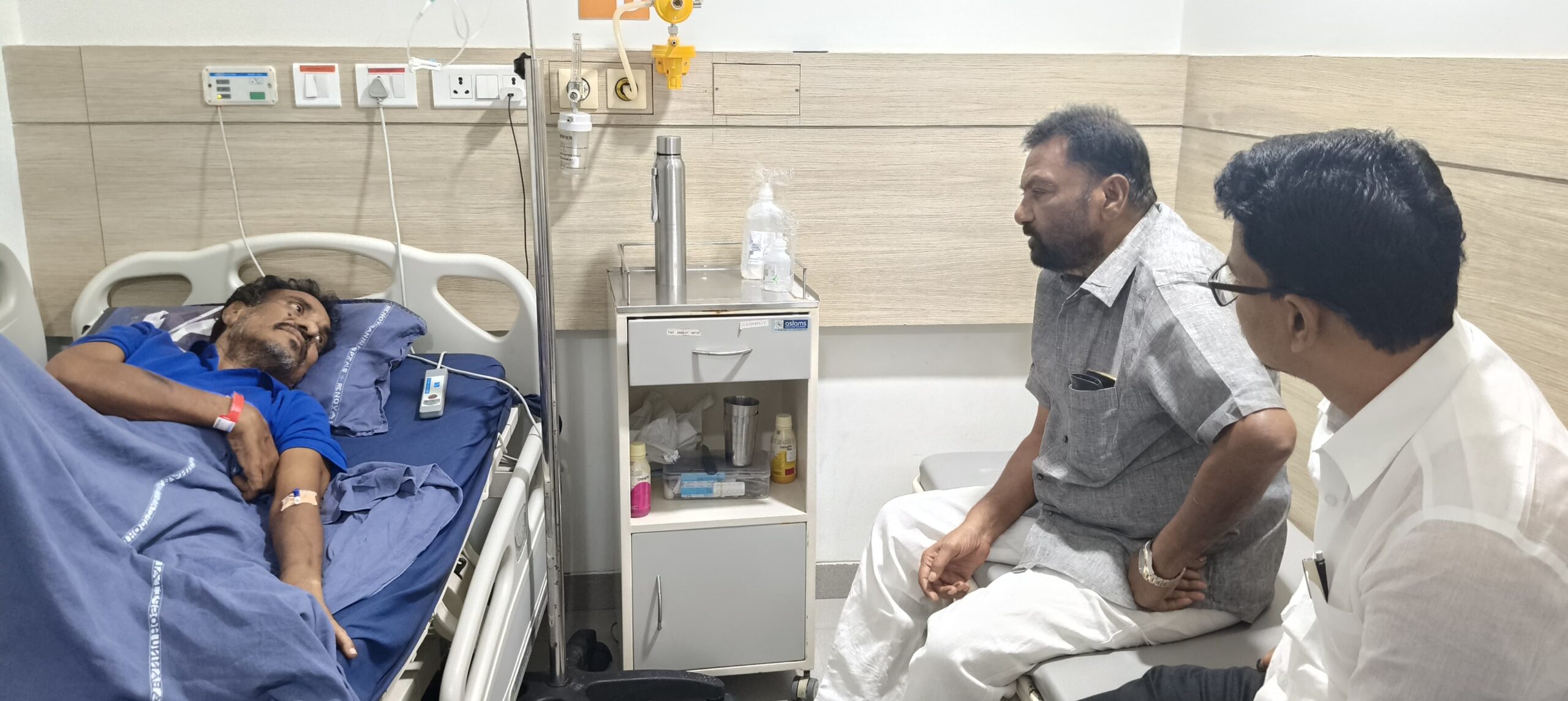 ఆస్పత్రిలో బాధితులకు ధైర్యం చెప్పిన మాజీ జిల్లా పరిషత్ సభ్యులు