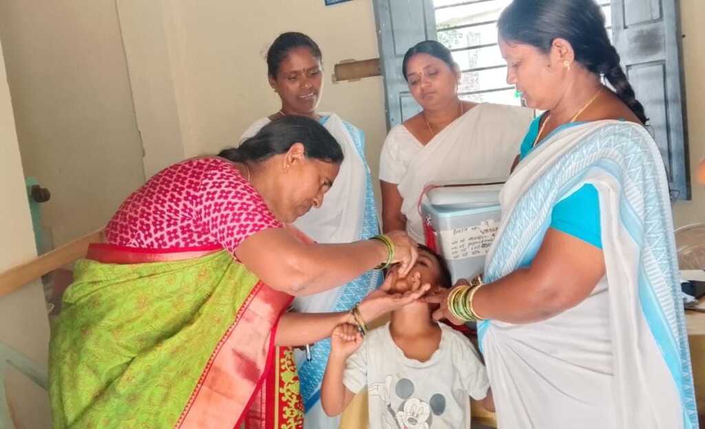 వడ్లకొండలో పల్స్ పోలియో కార్యక్రమాన్ని ప్రారంభించిన సర్పంచ్