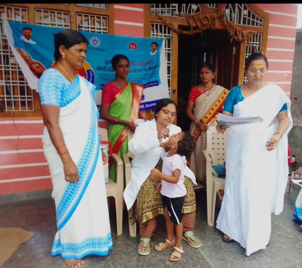 ఐనవోలులో పల్స్ పోలియో కార్యక్రమం విజయవంతం