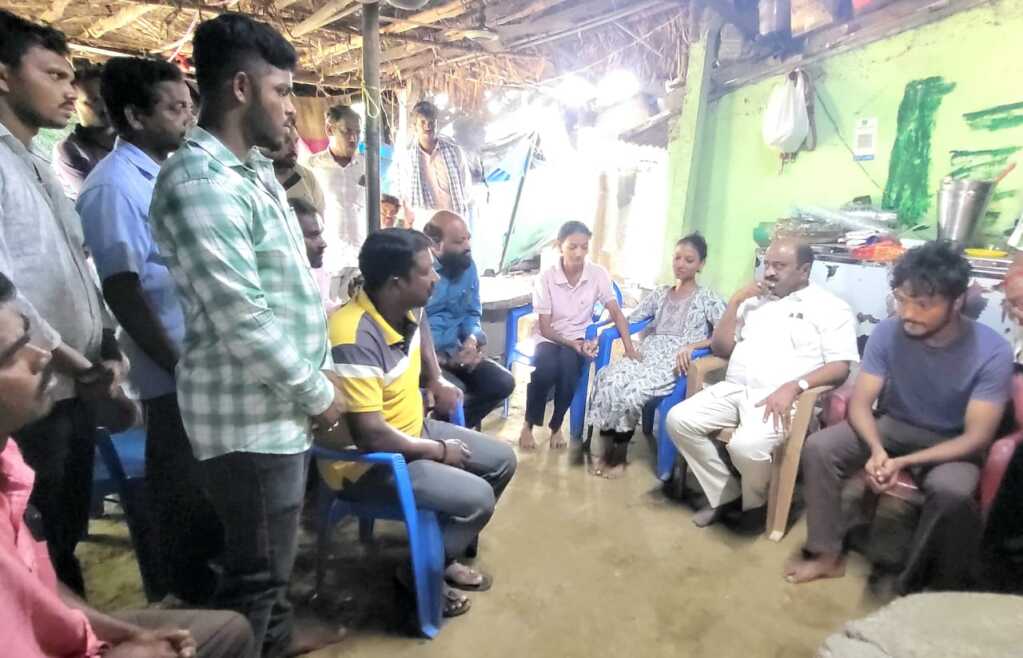 రాజేందర్ కుటుంబాన్ని పరామర్శించిన మాజీ ఎమ్మెల్యే