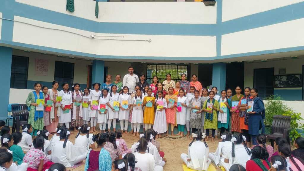 స్వెరోస్ ఆధ్వర్యంలో కస్తూర్బా పాఠశాలలో నోట్ బుక్స్ పంపిణీ