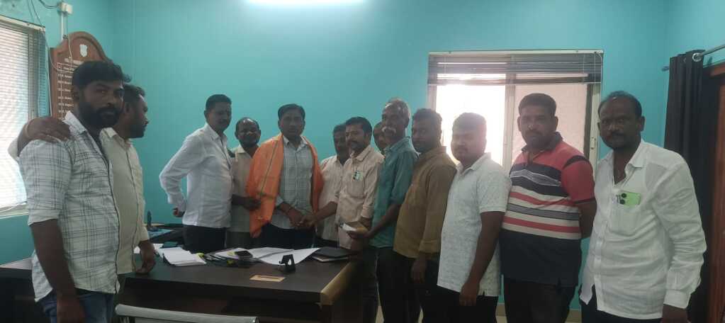 ఆటో యూనియన్ నూతన కమిటీ సభ్యులు పోలీసు అధికారులను మర్యాదపూర్వకంగా కలిసిన వేళ