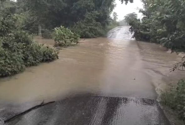 వరద నీటిలో వాహనాలు నడపొద్దని అధికారుల హెచ్చరిక!