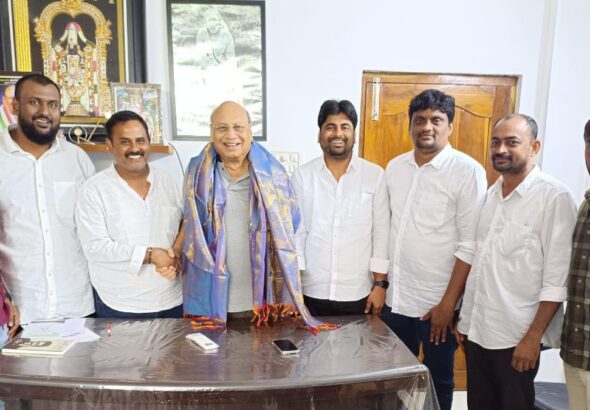 మినిమం వేజెస్ చైర్మన్ జనక్ ప్రసాద్‌ను కలిసిన ఐఎన్‌టీయూసీ నాయకులు