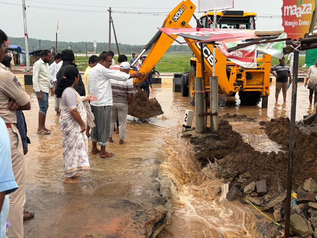 జిల్లా కాంగ్రెస్ అధ్యక్షుడు పైడాకుల అశోక్ సూచనలతో మేడారంలో సహాయక చర్యలు ముమ్మరం