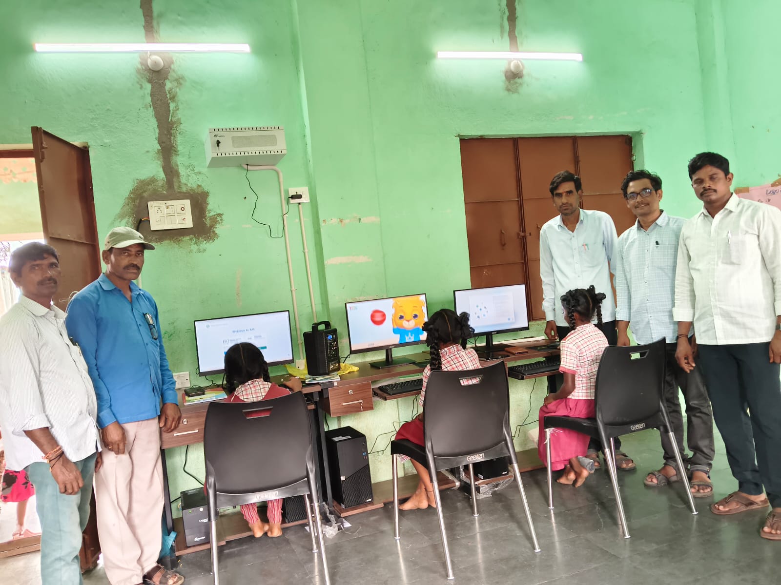 రాంపురం ప్రాథమిక పాఠశాలకు ప్రభుత్వం మూడు కంప్యూటర్లను ఏర్పాటు