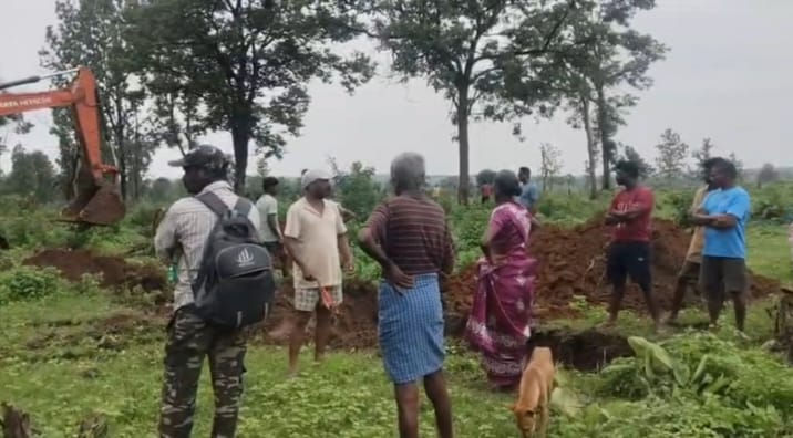 ఫారెస్ట్ అధికారులను నిలదీసిన రైతులు, గ్రామస్థులు