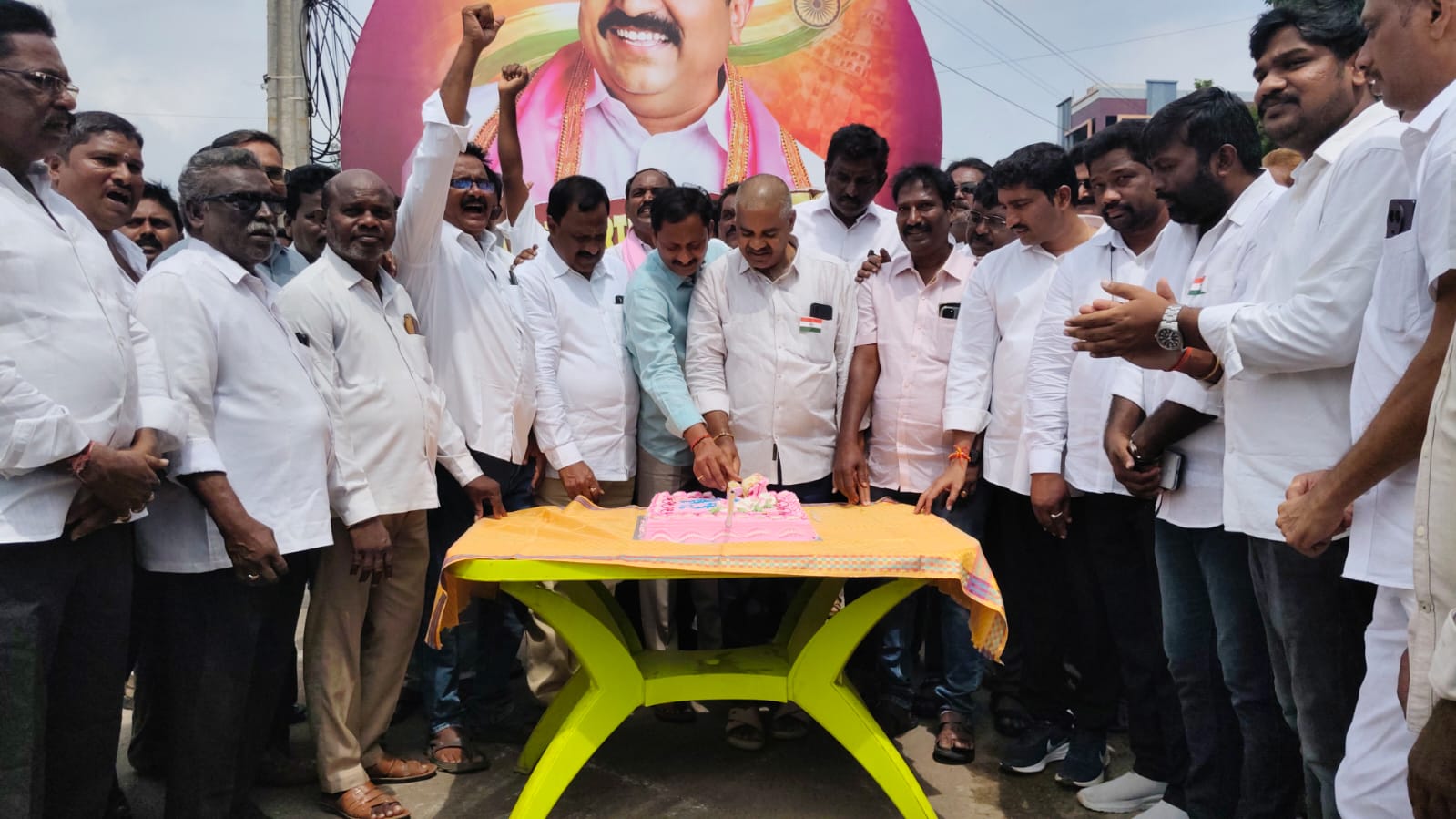 సండ్రా జన్మదినం సందర్భంగా ఉచిత మంచినీటి ట్యాంకర్