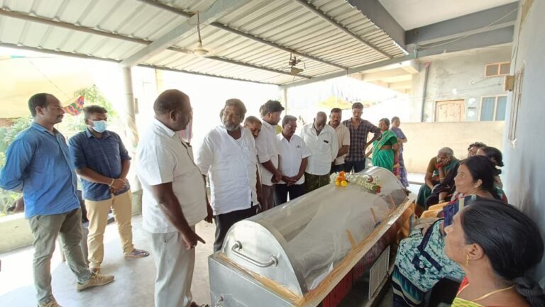 మృతుడి కుటుంబాన్నీ పరామర్శించిన ములుగు ఎమ్మెల్యే