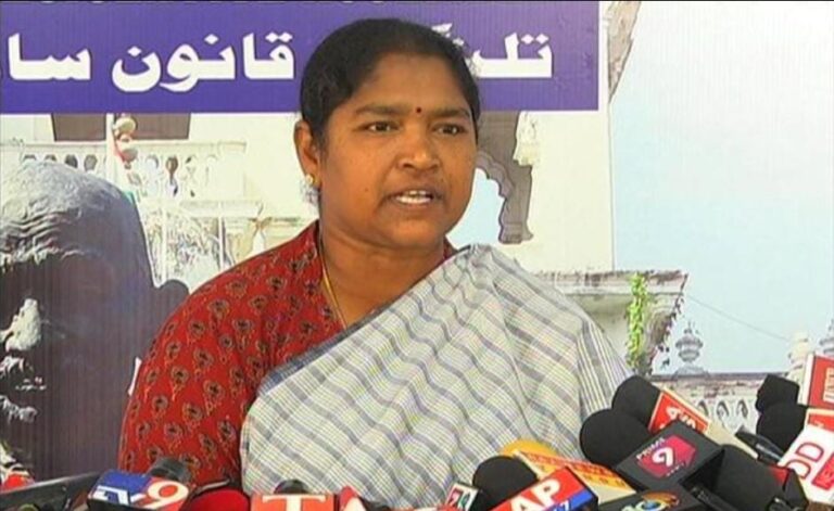 టీఆరెస్ పార్టీ ఆఫీస్ లాగా అసెంబ్లీని మార్చేశారు.