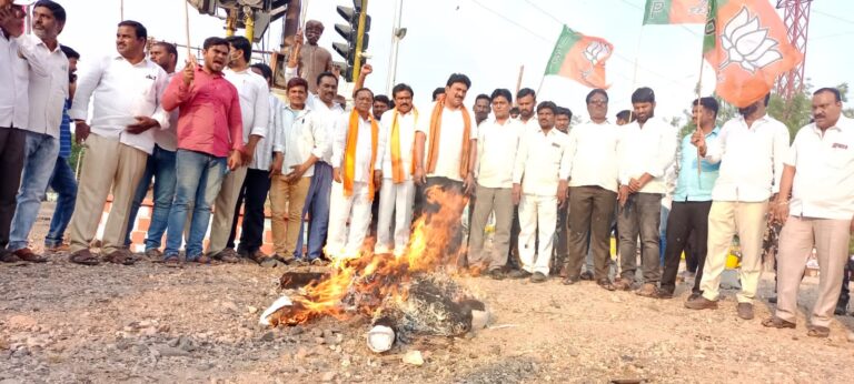 bjp MLA లను సస్పెండ్ చేయడం కెసిఆర్ దురహంకారం