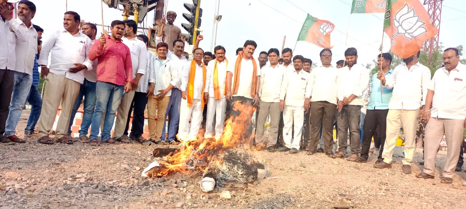 bjp MLA లను సస్పెండ్ చేయడం కెసిఆర్ దురహంకారం