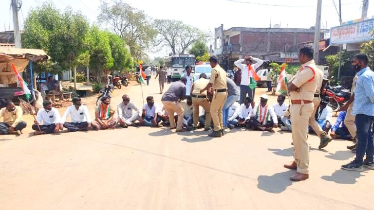 కాంగ్రెస్ పార్టీ ఆధ్వర్యంలో నల్ల బ్యాడ్జీలతో మౌన ప్రదర్శన