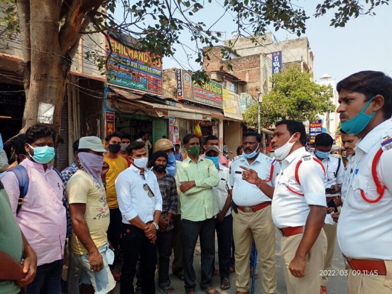 వరంగల్ లోని బట్టల బజార్ వద్ద హెల్మెట్ డ్రైవ్