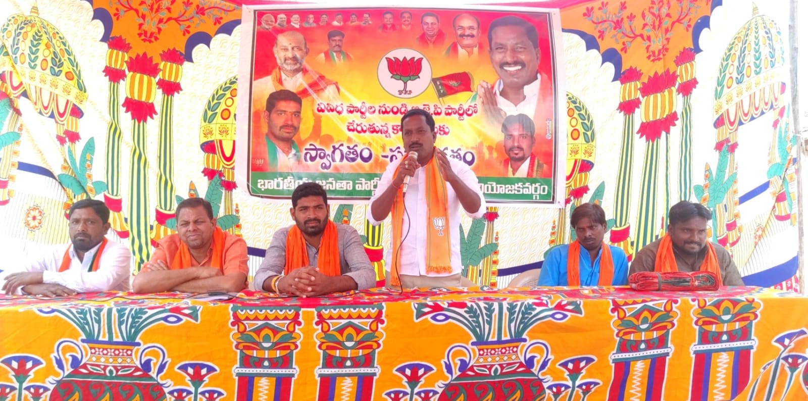 కండువాలు కప్పి పార్టీలోకి ఆహ్వానించిన బిజెపి రాష్ట్ర నాయకులు