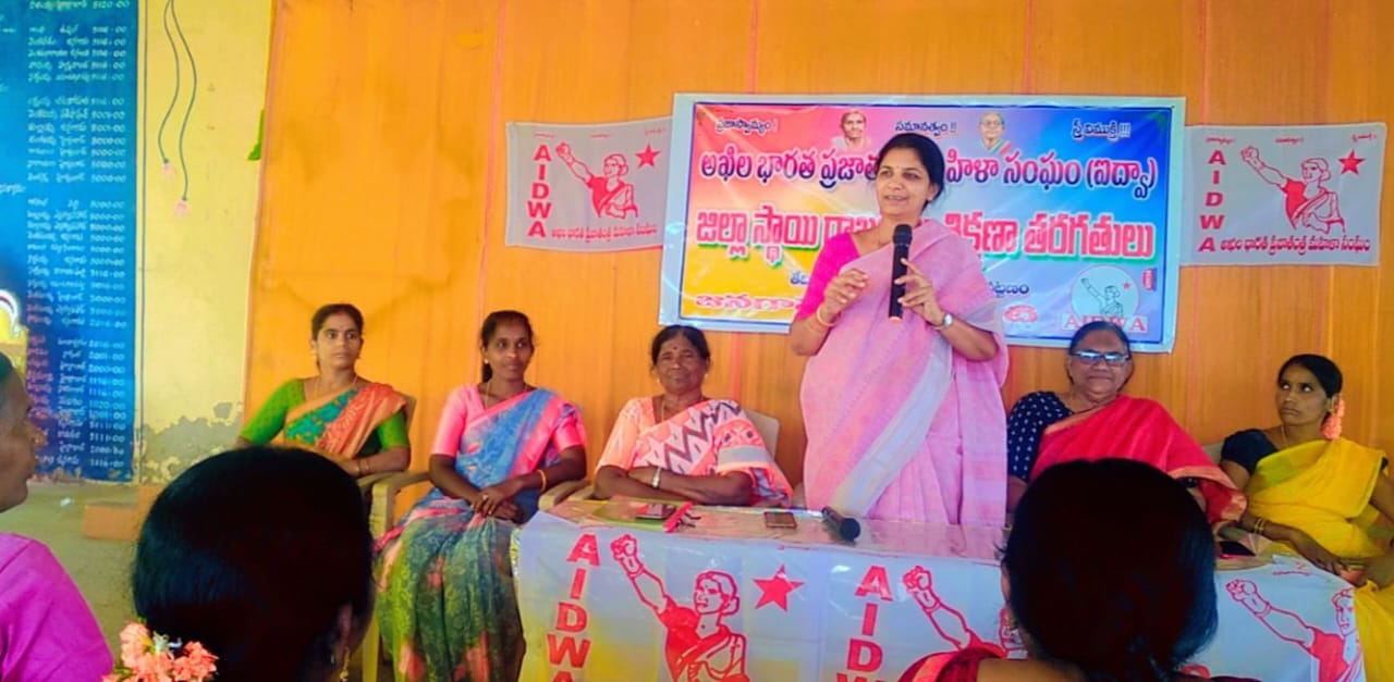 మహిళా హక్కుల కోసం పోరాడాలి-మల్లు లక్ష్మి