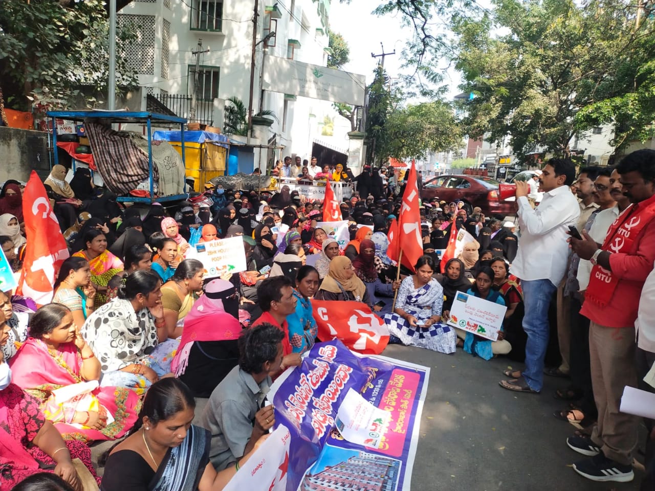 అర్హులైన వారికి డబుల్ బెడ్ రూమ్ ఇండ్లు వెంటనే కేటాయించాలి