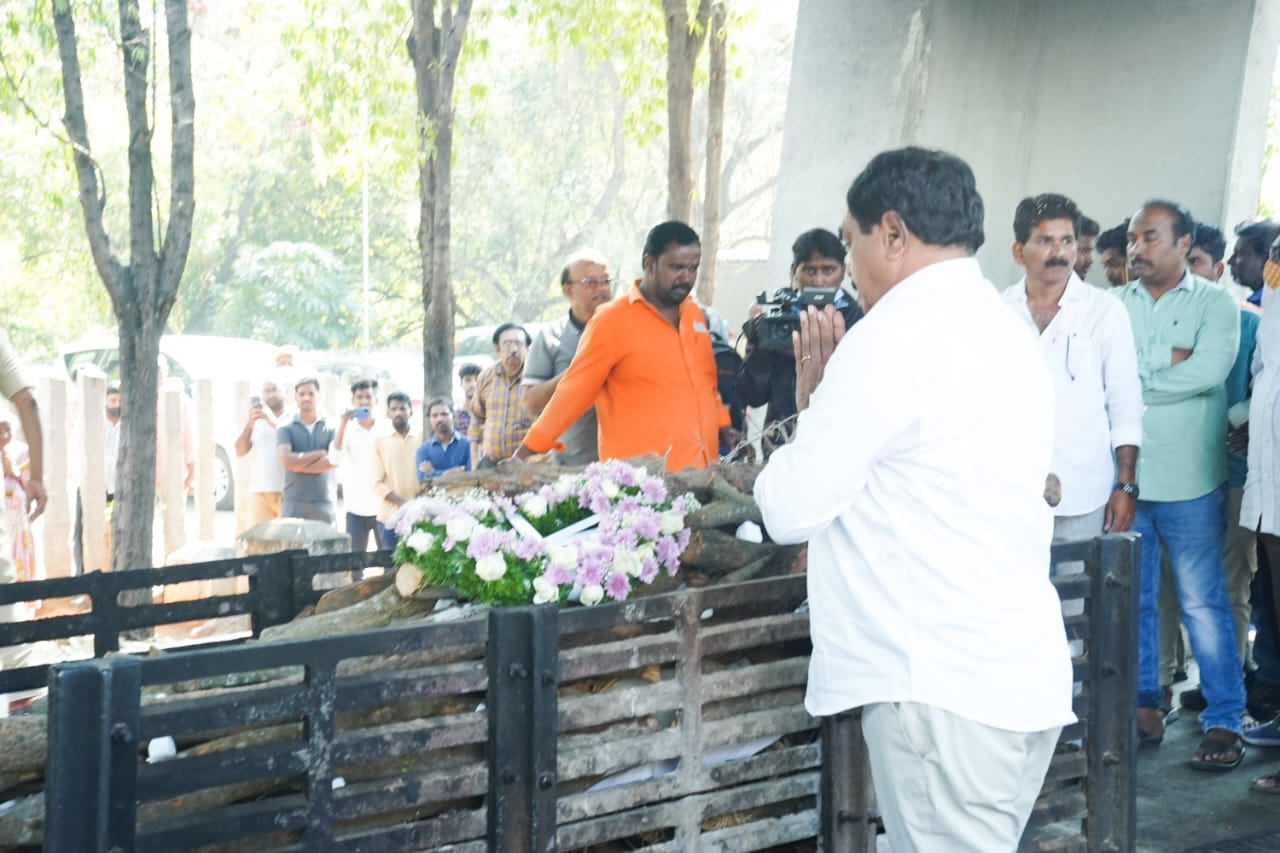 నటుడు కైకాల సత్యనారాయణ అంత్యక్రియలకు హాజరైన మంత్రి ఎర్రబెల్లి