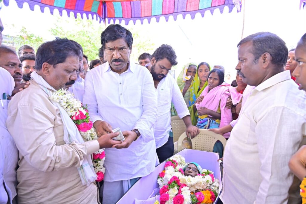 ఇల్లందుల అయిలమ్మ గారి పార్థివ దేహాన్ని సందర్శించి నివాళులు అర్పించి వారి కుటుంబాన్ని పరామర్శించిన…ఎమ్మెల్యే డా.రాజయ్య