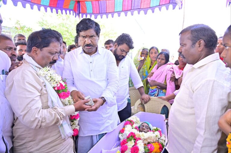 ఇల్లందుల అయిలమ్మ గారి పార్థివ దేహాన్ని సందర్శించి నివాళులు అర్పించి వారి కుటుంబాన్ని పరామర్శించిన…ఎమ్మెల్యే డా.రాజయ్య