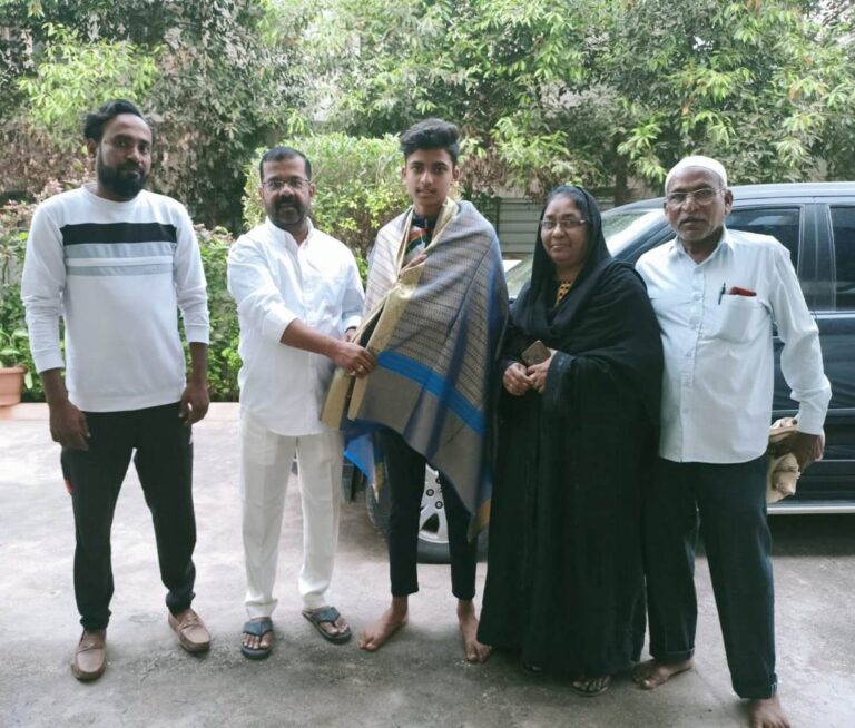 షాట్ పుట్ క్రీడలో 8 పాండ్ విభాగంలో బంగారు పతాకాన్నిసాధించిన ముదస్సిర్ హుస్సేన్ ను సన్మానించిన నాయిని రాజేందర్ రెడ్డి..