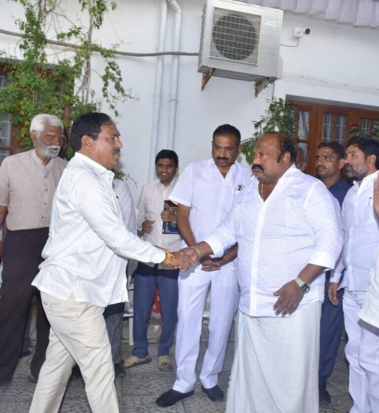 మంత్రి గంగుల కమలాకర్ ను పరామర్శించిన మంత్రి ఎర్రబెల్లి దయాకర్ రావు