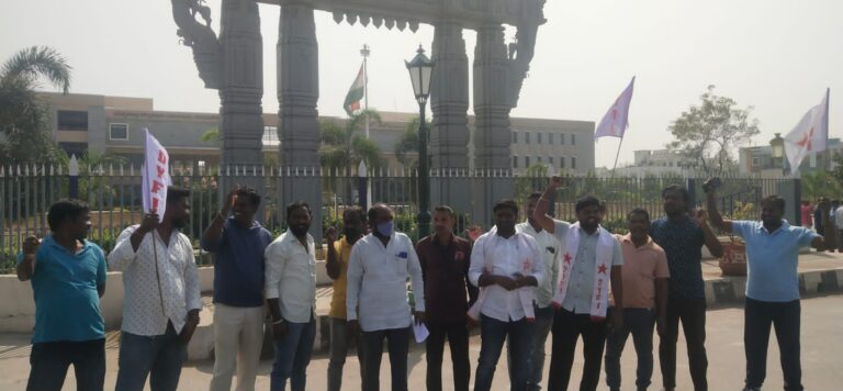 అభ్యర్థులకు మెయిన్స్ లో అవకాశం కల్పించాలనీ డిఎఫ్ఐ ధర్నా