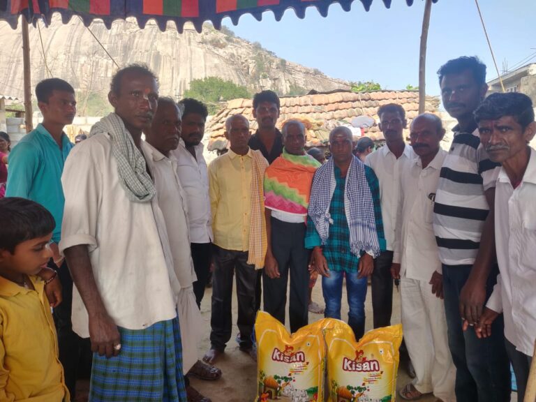 మృతదేహానికి నివాళులు అర్పించి కుటుంబాన్నీ పరామర్శించి 50కేజీల బియ్యం అందజేసిన