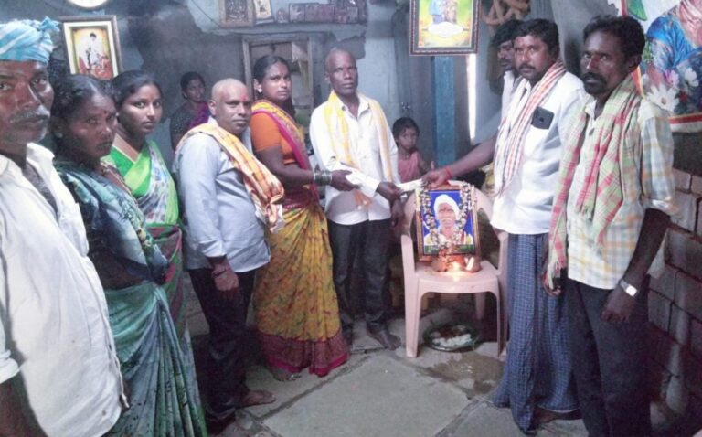 మృతుని కుటుంబానికి 5వేల రూపాయలు అందజేసిన<br>-తిమ్మంపేట సర్పంచ్ మంద మల్లయ్య
