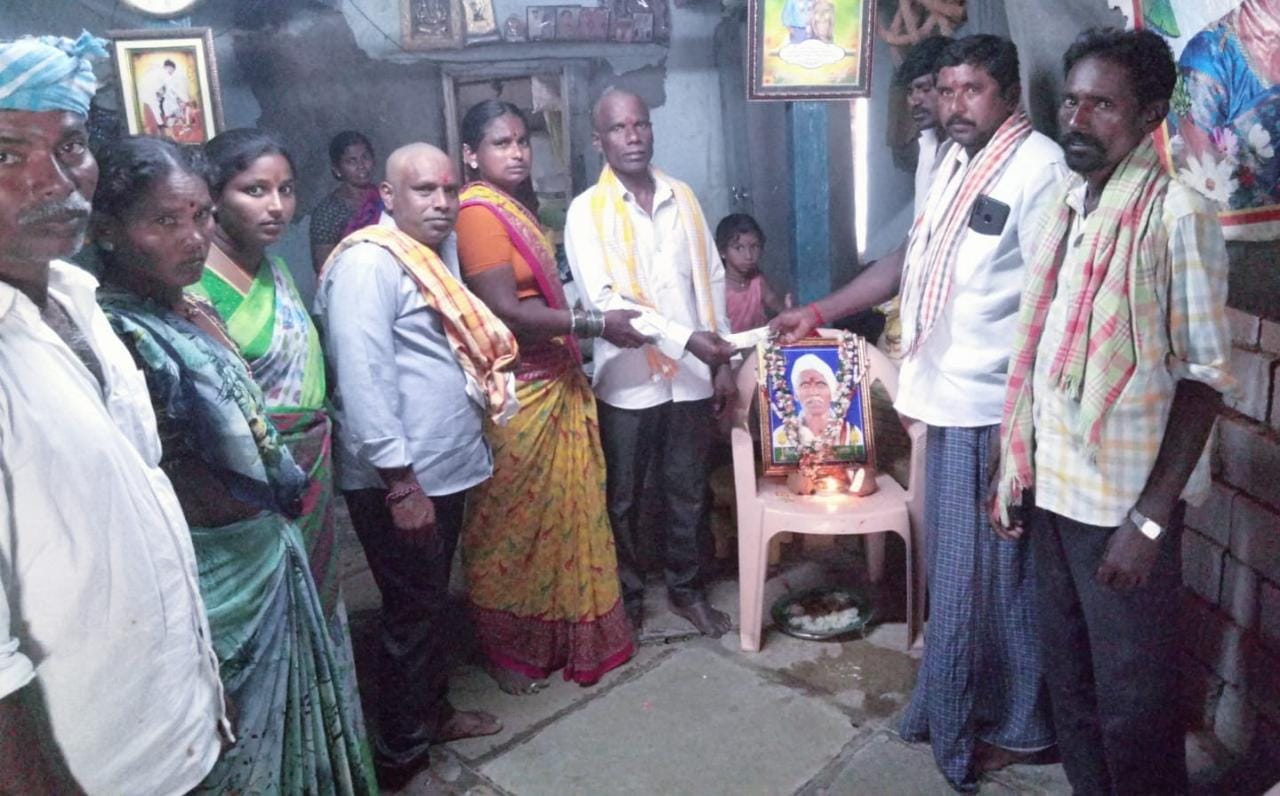 మృతుని కుటుంబానికి 5వేల రూపాయలు అందజేసిన<br>-తిమ్మంపేట సర్పంచ్ మంద మల్లయ్య