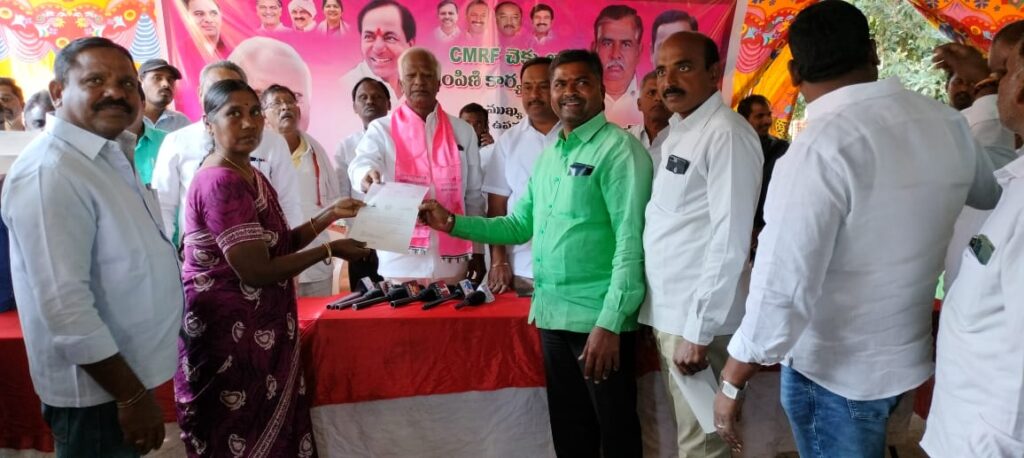సీ.ఎం.ఆర్.ఎఫ్ చెక్కు,అందించిన మాజీ ఉప ముఖ్యమంత్రి కడియం శ్రీహరి