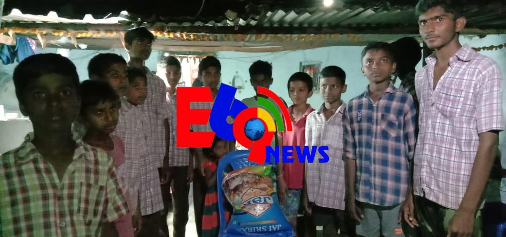 మిత్రుని కుటుంబానికి 25కిలోల బియ్యం అందజేసి ఉదారతను చాటుకున్న 8వ తరగతి చదువుతున్న విద్యార్థులు
