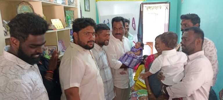 చిన్నారిని ఆశీర్వధించిన <em>మాజీ డీసీసీబీ చైర్మన్ జంగా. రాఘవ రెడ్డి</em>..