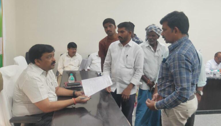 ప్రైవేటు ఫర్టిలైజర్స్ మరియు సీడ్స్ వ్యాపారస్తులపై చర్యలు తీసుకోవాలి